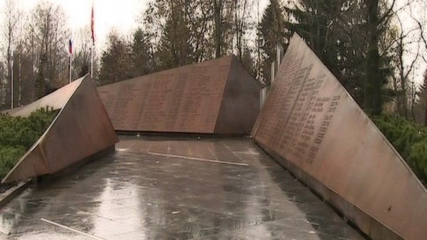 Ели в Саду памяти восстановили